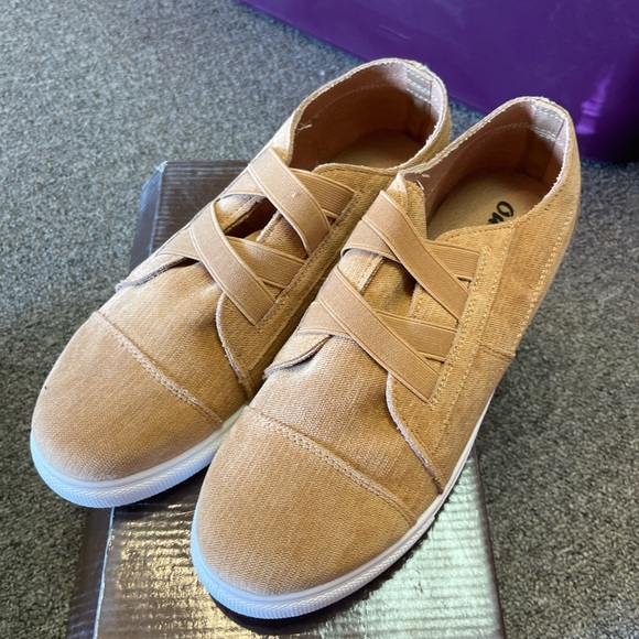 Outwoods New tan Sneakers - Picture 2 of 4